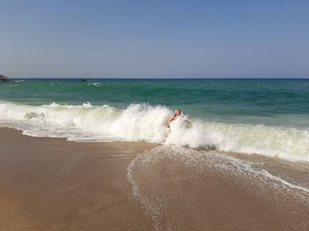 Kaat fighting in the waves in POTISTIKA 